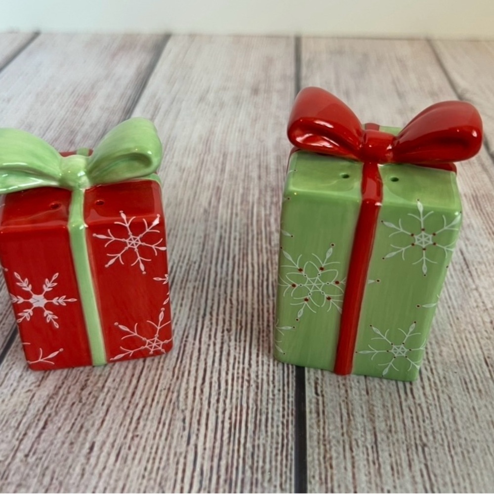 Department 56 Salt & Pepper Shakers Presents